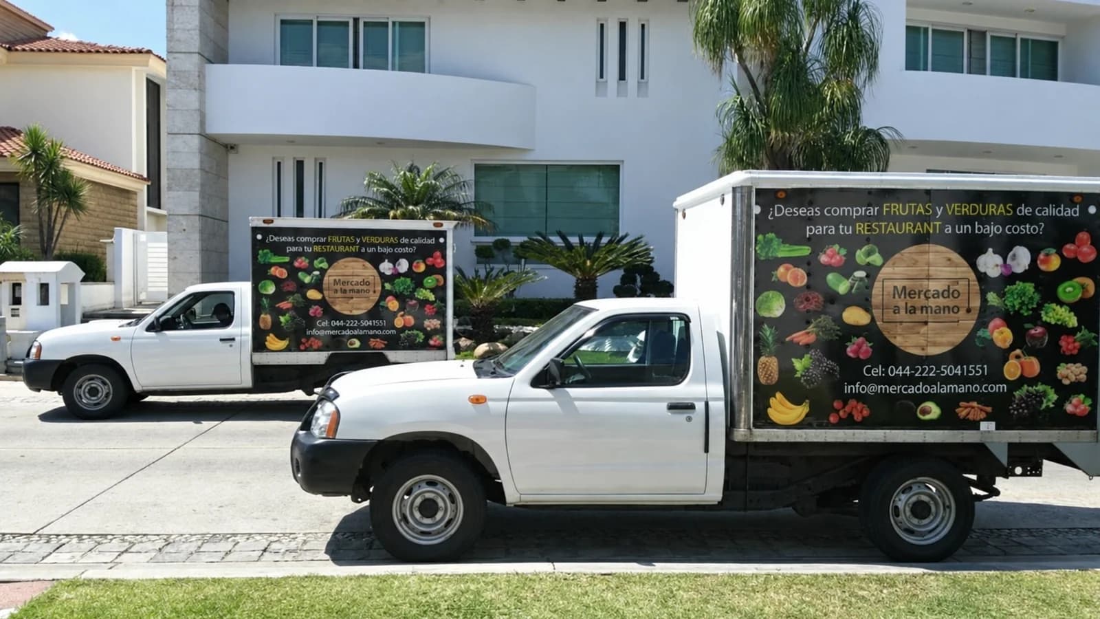 Dos de nuestras cuatro camionetas rotuladas de Mercado a la mano, en 2016